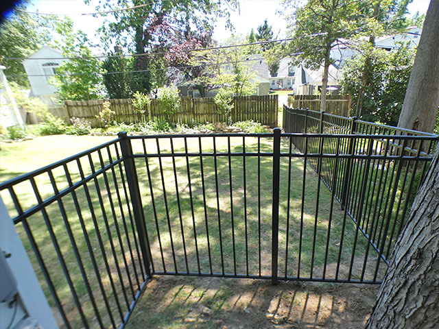 Black aluminum fence around a landscaped back yard in Brentwood, MO