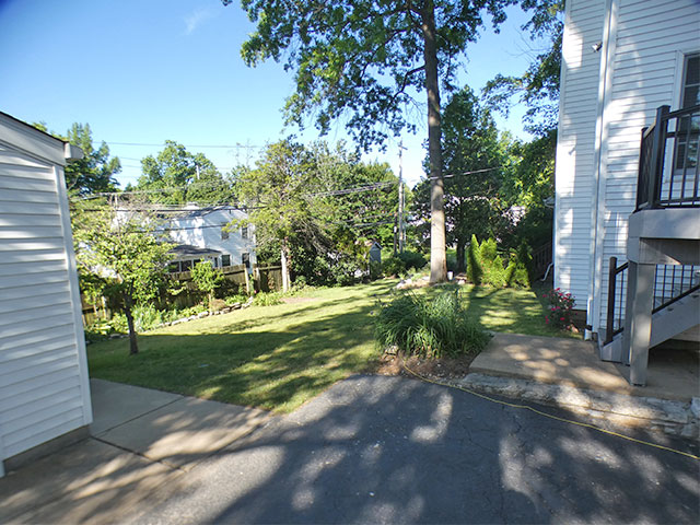 Open backyard in Brentwood, MO before the aluminum fence was installed